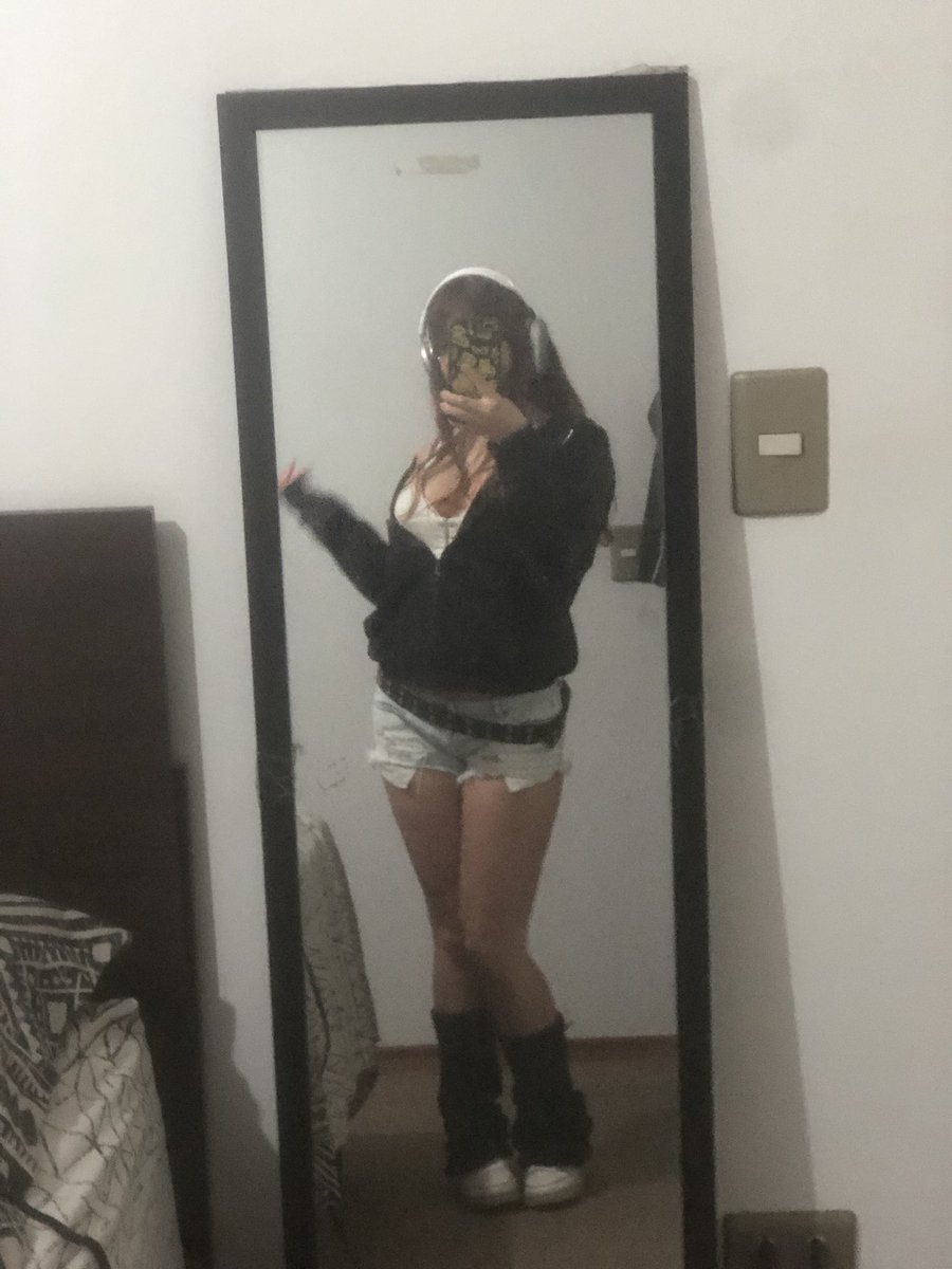 lowqualityhoe's tweet photo. haciendo mi aparición anual para recordarles q sigo siendo la mujer más sexy d twitter ❤️ https://t.co/lBkIgBWhFh