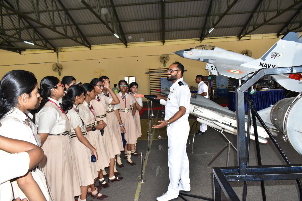 IN_NIAT's tweet photo. About 4000, highly energetic and enthusiastic students from 43 different schools of Kochi Visited #NIAT on 20-21 Nov 23. The Quest for knowledge and pride for Navy was evident in children during walk around of exhibition setup at NIAT. #Navyweek2023 #Navyday #Indiannavy https://t.co/MoxyZENvzP