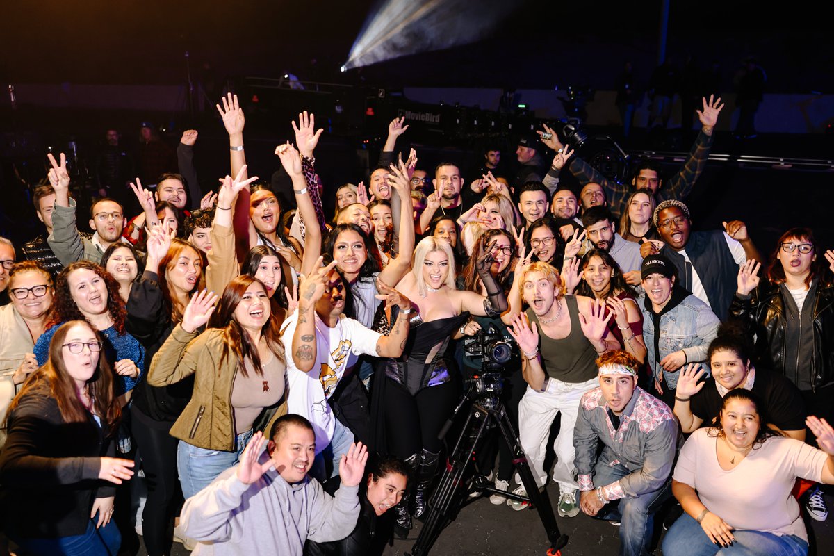 BBMAs's tweet photo. Post-performance moments with fans at the #BBMAs https://t.co/MWvxms0RKw