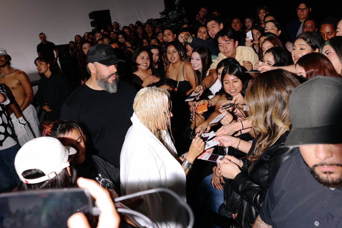 BBMAs's tweet photo. Post-performance moments with fans at the #BBMAs https://t.co/MWvxms0RKw