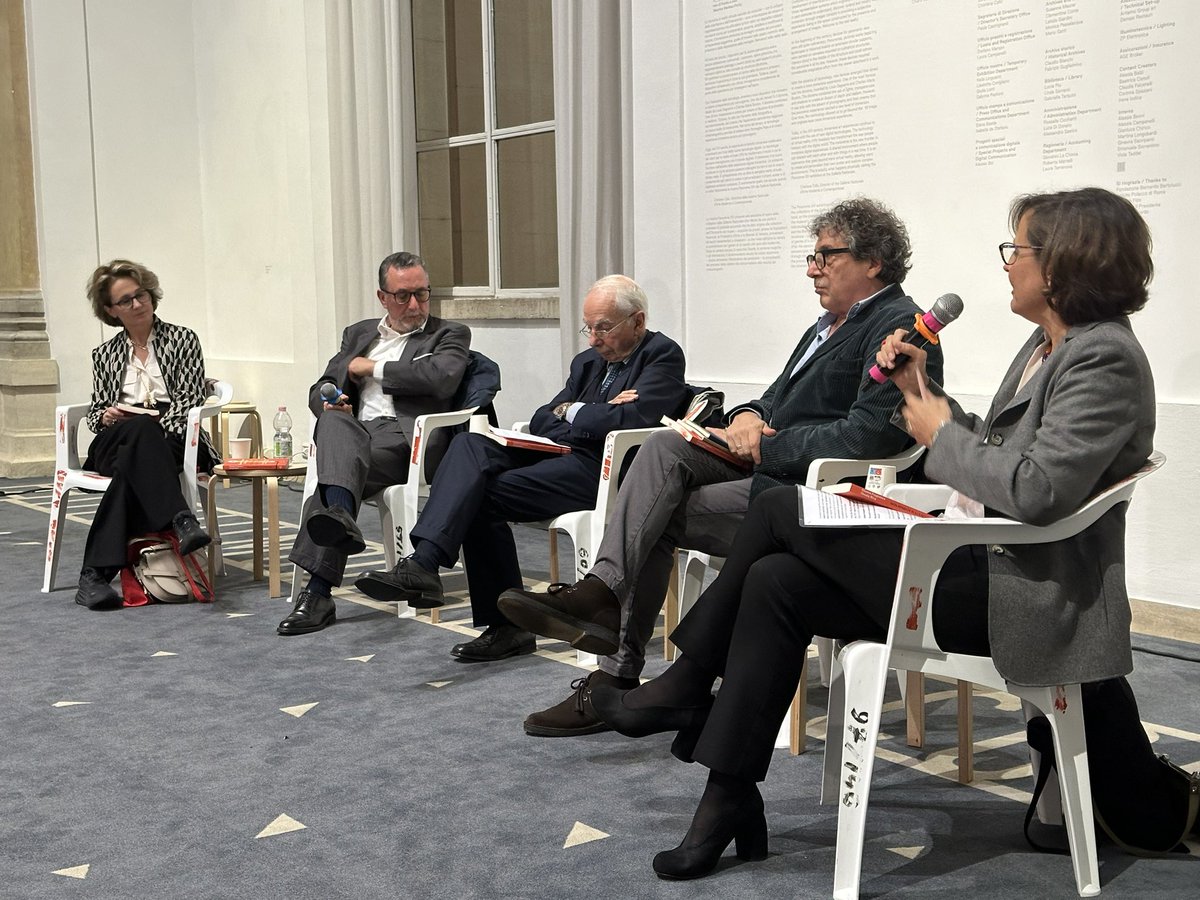 CostanzaRdO's tweet photo. Alla presentazione di #NonSparateSullaScuola, di @giannafregonara e @OrsolaRiva, alla Galleria Nazionale d’Arte Moderna di Roma, con @antoniopolito1, Giuliano Amato e Sandro Veronesi 📚 https://t.co/9zJBFMMaB4