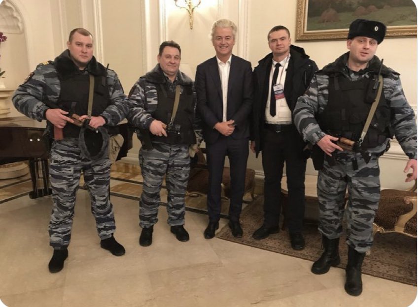 DebunkerDutch's tweet photo. De zetelwinst van PVV in de peilingen vind ik echt een raadsel. Deze man poseerde nog trots met Wagner huurlingen. https://t.co/6ILxBMlfmg