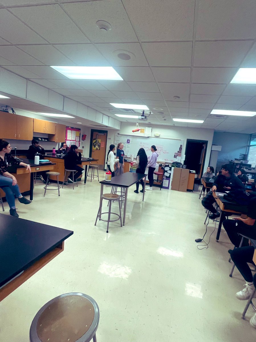 Nikbeavkoenig's tweet photo. 8th graders practicing handling pressure situations through role play. #SELearning #creatingacultureoflearning https://t.co/SRH5zTTVux