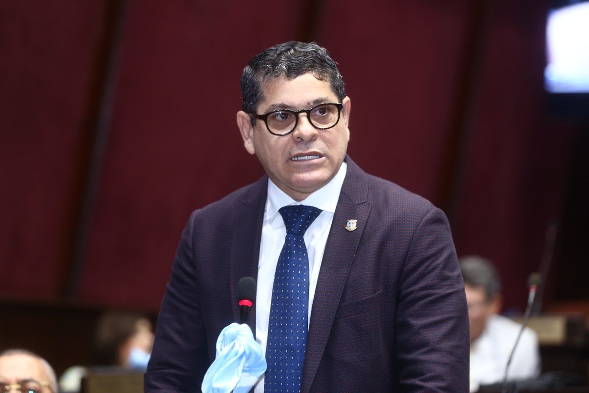 DiputadosRD's tweet photo. El diputado Aquilino Serrata (@SerrataAquilino) expresa que Santo Domingo Oeste está de luto, devastado y con sus munícipes en las calles, a raíz de la tormenta que azotó este fin de semana. Hace un llamado de atención a las autoridades correspondientes para que puedan resolver las cañadas, los imbornales, las salidas de las aguas residuales, ya que han sido muy afectados.

Dice que Santo Domingo Oeste está rodeado de cañadas y exhorta al gobierno central a que envíe ingenieros a evaluar la zona y tomar acciones preventivas para que no sigan sucediendo este tipo de desastres. Informa que alrededor de 15 personas fallecieron y muchos más están en hospitales y desaparecidos. #DiputadosRD