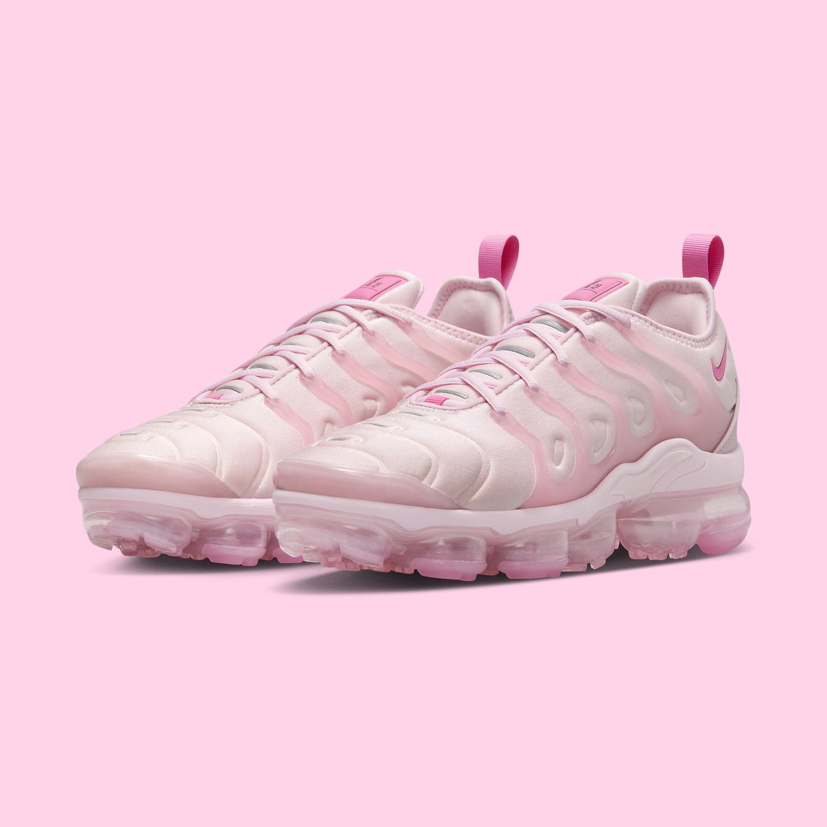 houseofheat's tweet photo. The Nike Air VaporMax Plus Pops Up in "Bubblegum Pink"

MORE: https://t.co/V4pqZnDRIU https://t.co/xGicDy7Zcr