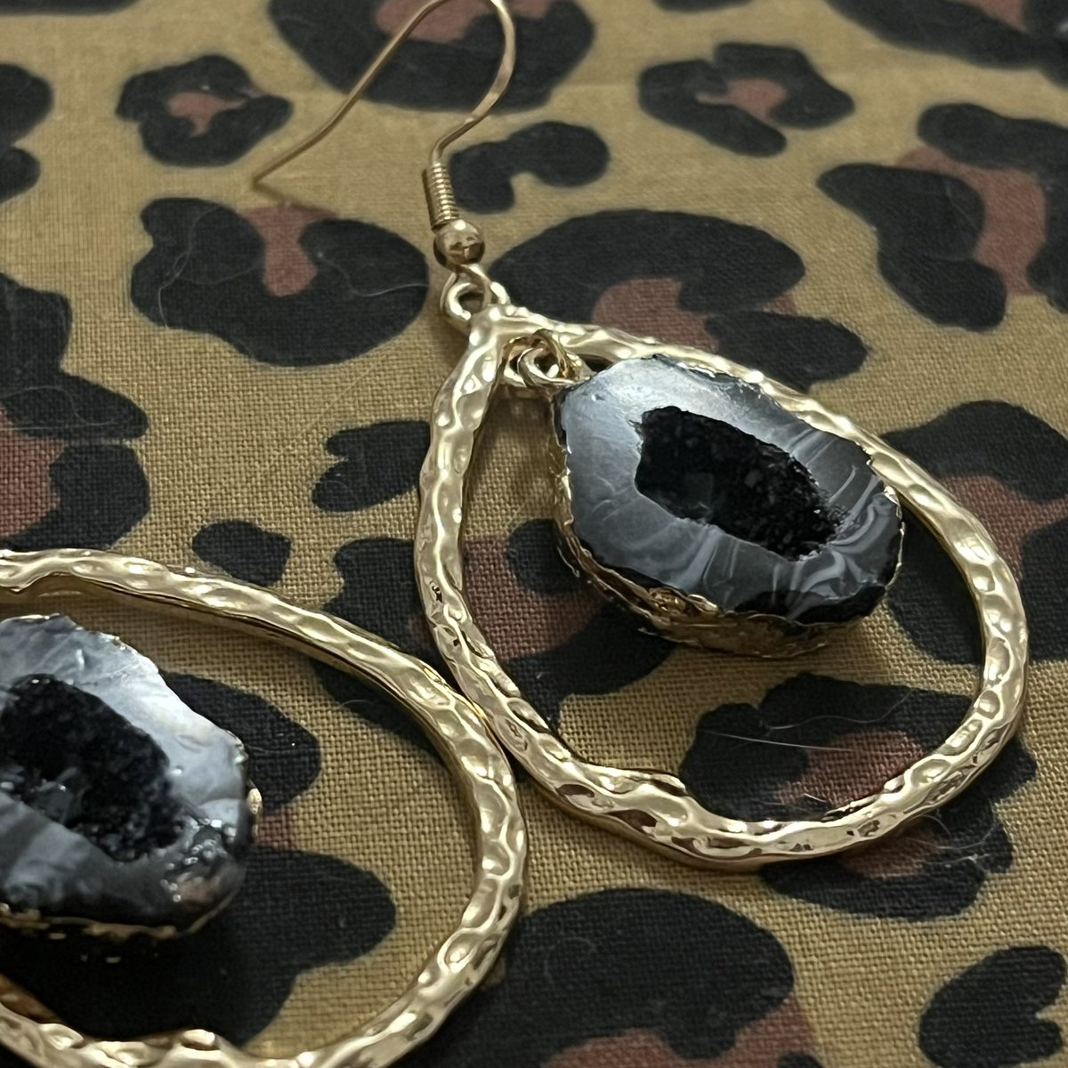🖤✨• black geodes •✨🖤

some little pieces made from recycled earrings and some older charms i’d forgotten about 🥺

these can also come in purple or green however the outer circles are one of a kind! we love a little bit of rarity 🥰