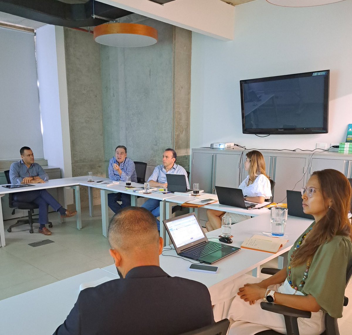 ppSanPascual's tweet photo. Nos reunimos con el Alcalde electo Alejandro Eder para discutir el apoyo a los procesos de renovación urbana en ciudad paraíso, sueño de todos los caleños! https://t.co/1UeuvQlmxy