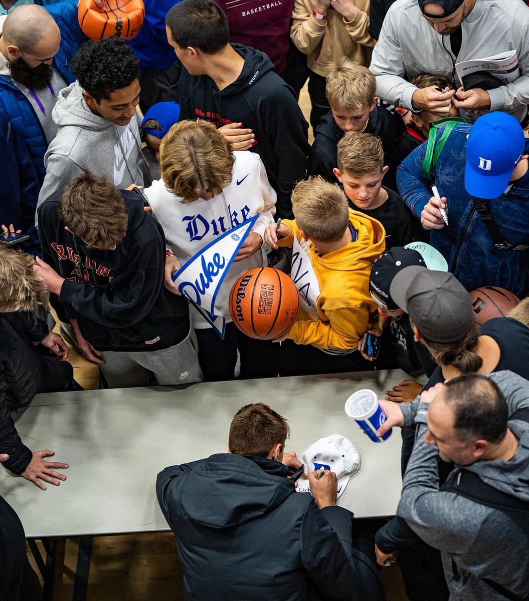 .@Cooper_Flagg loves the kids! Flagg and No. 1 @MVABasketball are back in action tonight 🆚 American Fork (8 PM ET / 6 PM MT) at 5 for the Fight @HoopfestUSA!