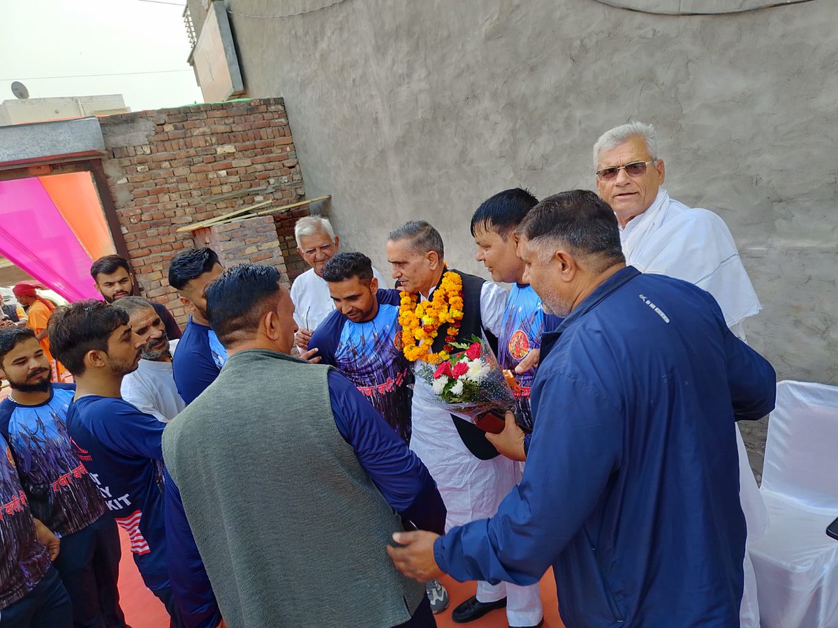 padhadharmveer's tweet photo. वाकई वो सम्मान के पात्र हैं,
जो आपस में सम्मान करते हैं।
भाईचारे के प्यार प्रेम बढाकर
समाज को महान करते हैं।
धन्यवाद! भाई सुदेश पहलवान एवं टीम दादा खेड़ा बल्ला। https://t.co/2VOQUNzVel