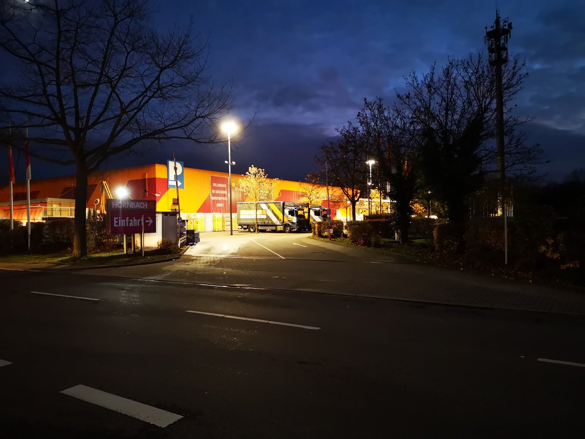 CScharun's tweet image. Deutschland ist, wenn du zu Fuß zum Baumarkt möchtest und es aber nur eine Zufahrt für Autos gibt ... 🤷😐