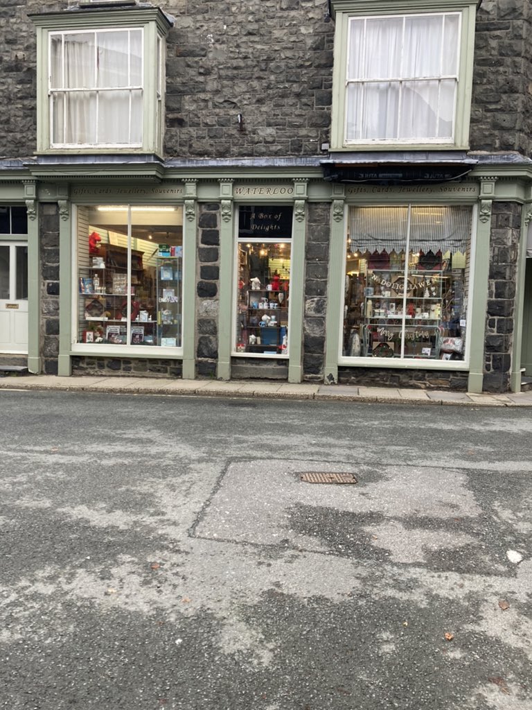 IanCardgains's tweet photo. A great display of candles from #Scentimentsgifts at Waterloo in #dollgellau @cardgains @Prog_Greetings @greetingstoday https://t.co/KmnpYarvMB