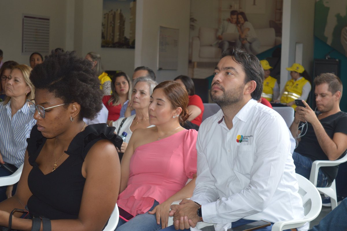 edrucali's tweet photo. @Camacolvalle y Gremios del Valle del Cauca, destacan avances en la #RenovaciónUrbana del centro

@AlcaldiaDeCali 
@CIEValle 
@camaradelainfra 
@CruzYecid 
@ppSanPascual 
@Prodesa_col 

#CiudadParaíso 
#UnLatidoParaSiempre
#HechosDeCorazón https://t.co/5ckHTqMYoU