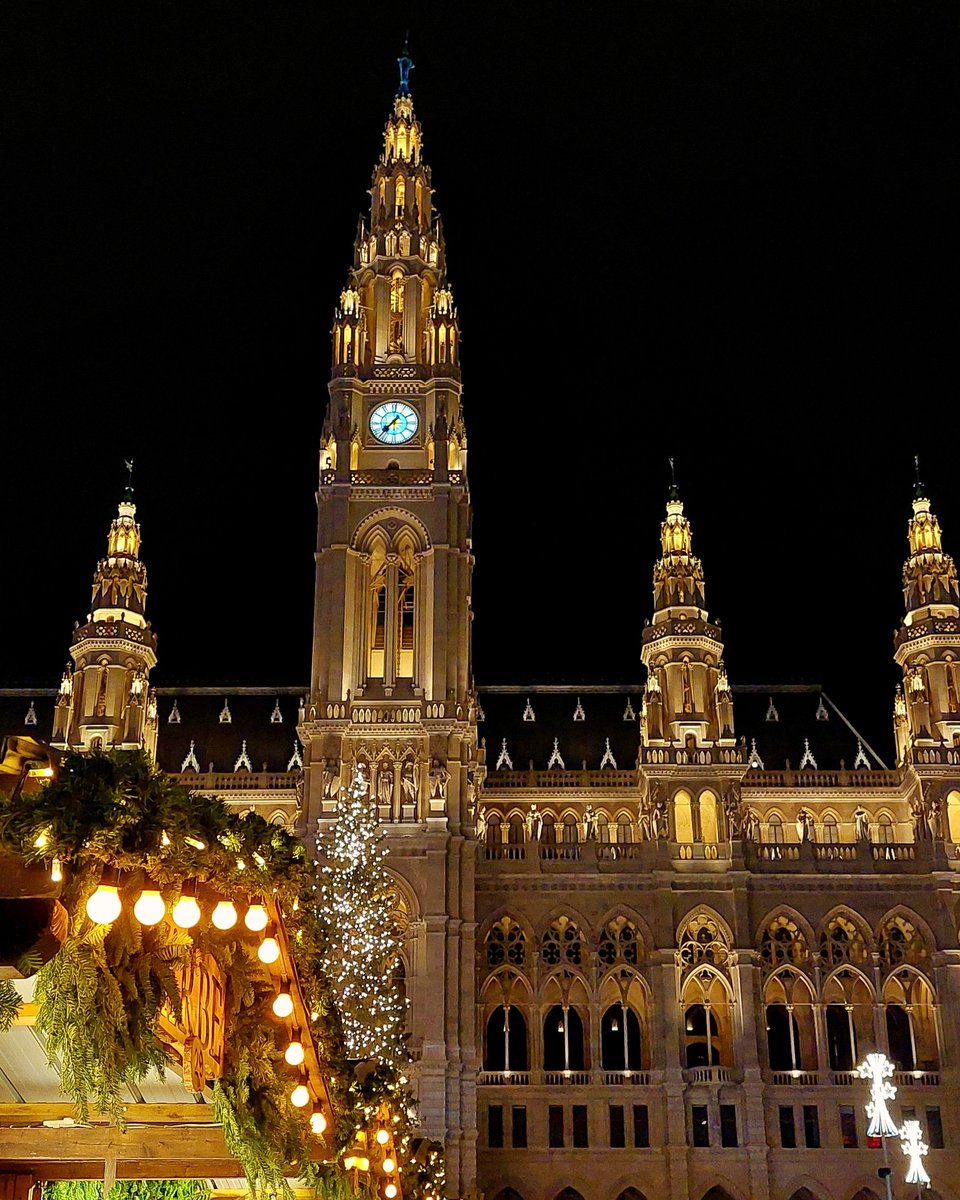 It's time 🎄 ✨️
| #wien #vienna #austria #christmas #Weihnachten #market #joy #mulledwine #lights #happymoments