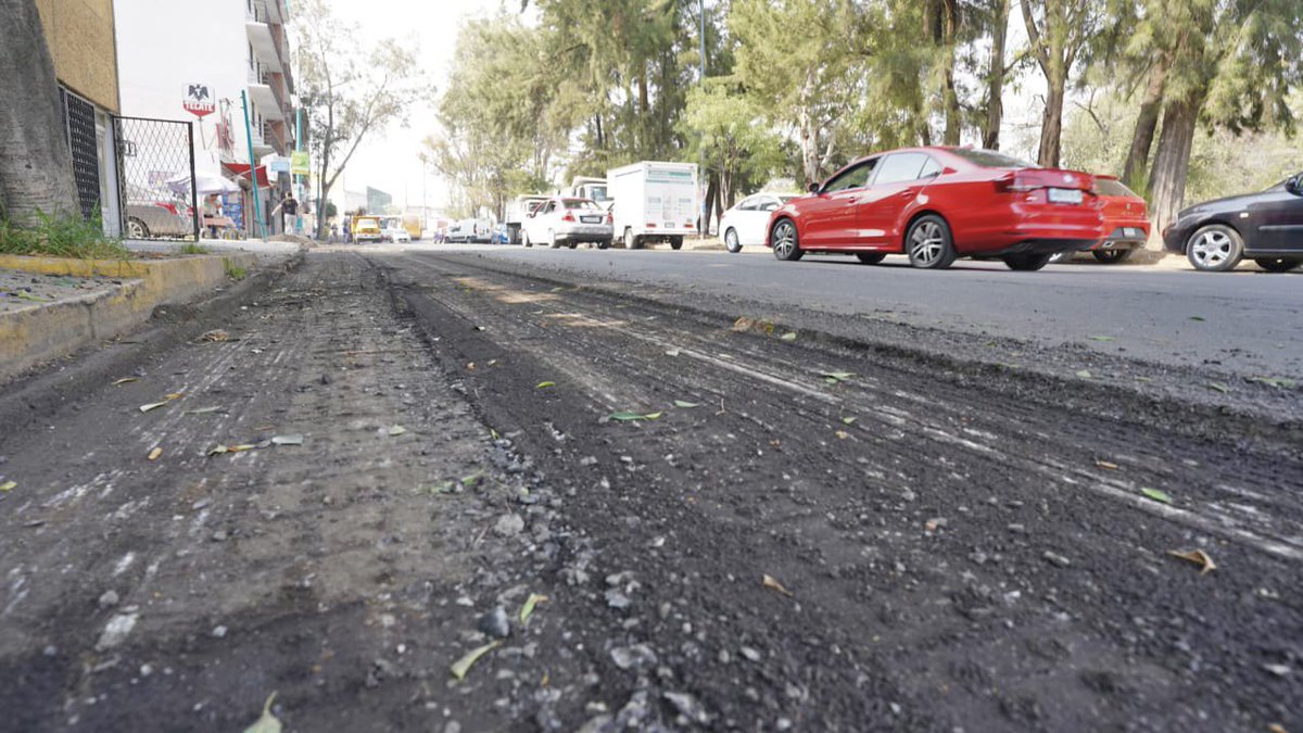 fchiguil's tweet photo. Todos los días se trabaja en la mejora de nuestras vialidades. Las y los #GuerrerosDelAsfalto trabajan en el fresado de Blvd. del Temoluco en la colonia Acueducto de Guadalupe. 🚜 https://t.co/3wQPvSw34E
