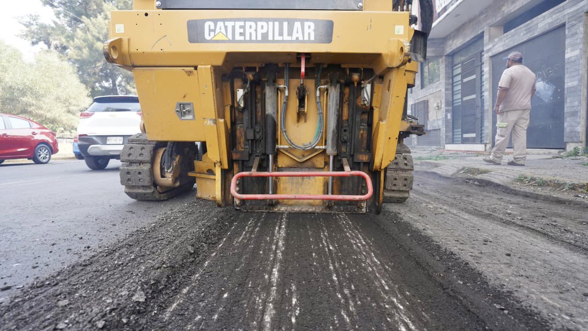 fchiguil's tweet photo. Todos los días se trabaja en la mejora de nuestras vialidades. Las y los #GuerrerosDelAsfalto trabajan en el fresado de Blvd. del Temoluco en la colonia Acueducto de Guadalupe. 🚜 https://t.co/3wQPvSw34E
