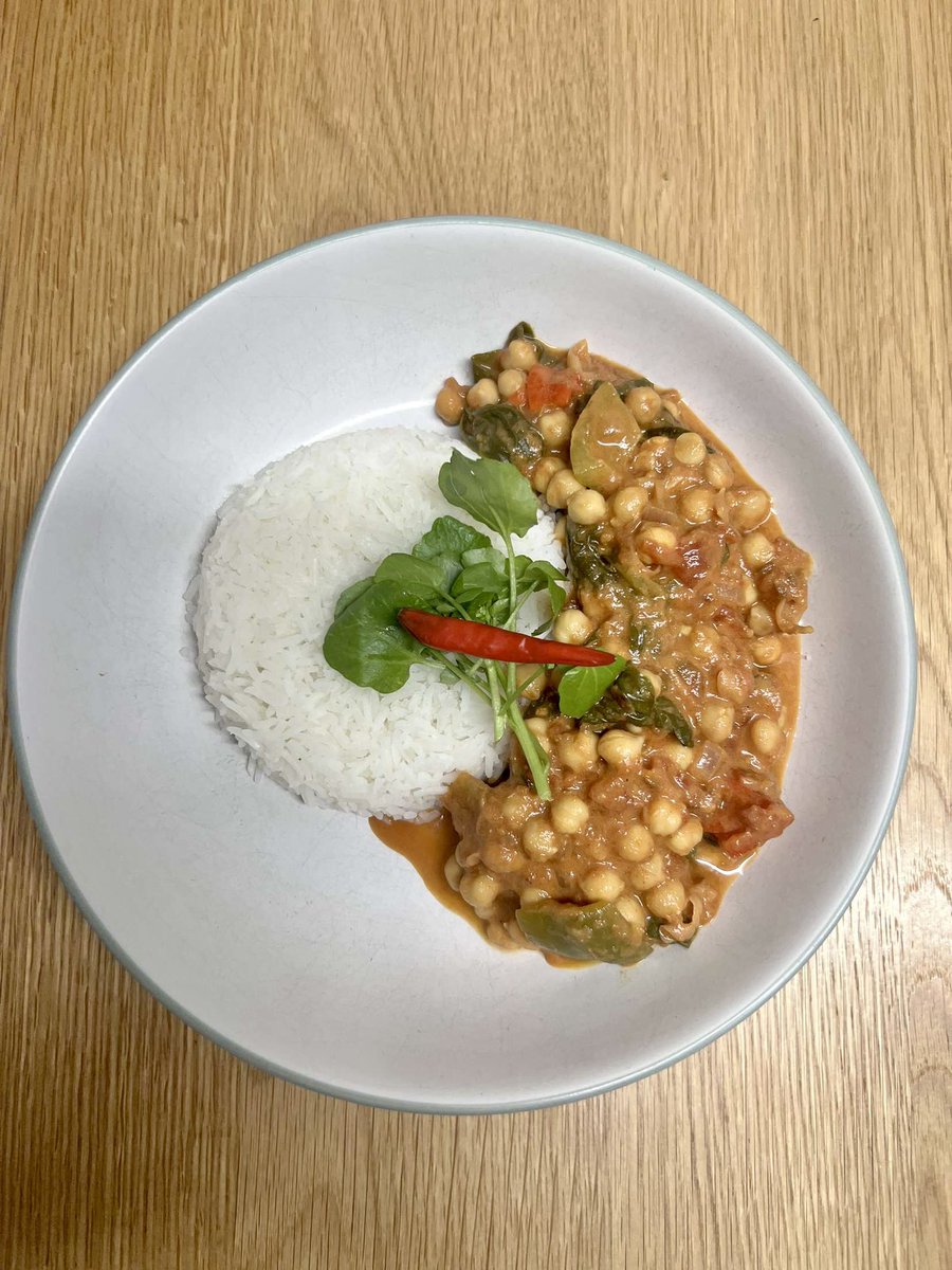 Weeknights call for a quick one pan meal🧄🧅chickpea &amp; spinach curry 🌶️🫑