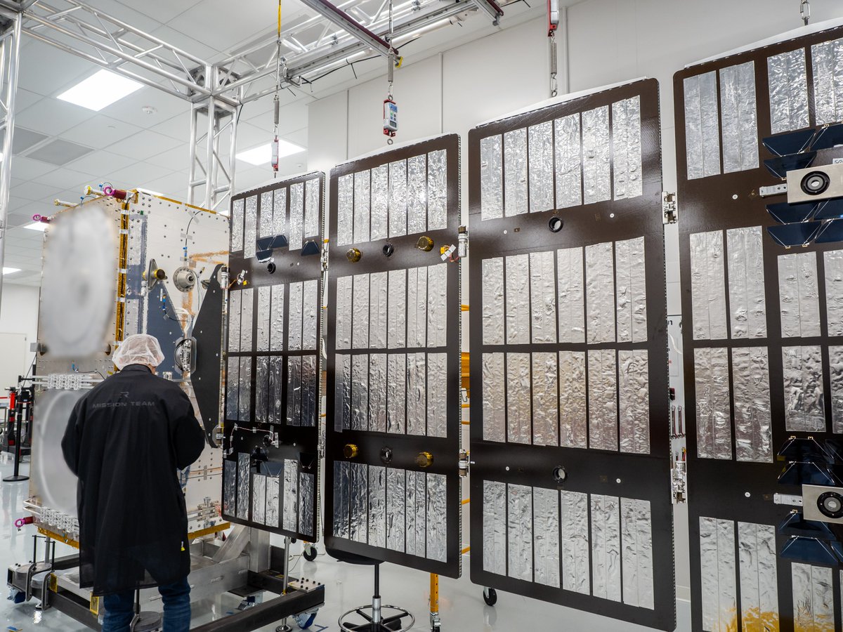 Our latest spacecraft gets its wings! 🛰️ Qualification testing is underway on the structural thermal model of the spacecraft we're developing for @MDA_space and @Globalstar. We're producing 17 of these spacecraft to augment Globalstar’s existing constellation, delivering…