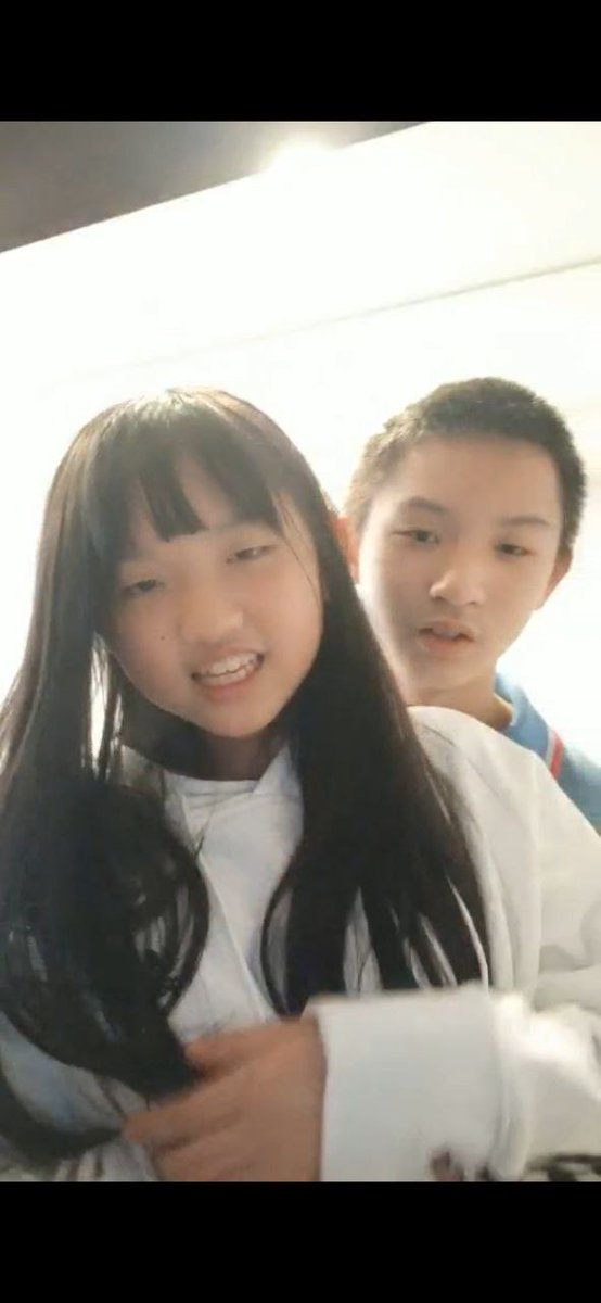 Mega248771's tweet photo. 性瘾发作的妹妹 爸妈不在家拉着哥哥到书房里嘿嘿嘿~哥哥疯狂挑逗萝莉妹妹的奶头 上下其手 这么可爱的妹妹谁不爱? 有兴趣可以pm我哦 https://t.co/OFSur7qVMr