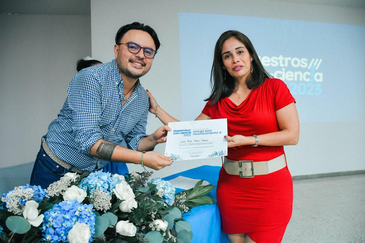 villavoeduca's tweet photo. Más docentes y colegios fueron premiados a través del programa, Maestros Con-ciencia.

A cada colegio se le entregaron 11 millones de pesos y a cada docente que lideró el proyecto ganador en cada categoría recibió cerca de 4 millones de pesos. #ElCambioEsImparable https://t.co/Y5MmMc99b7
