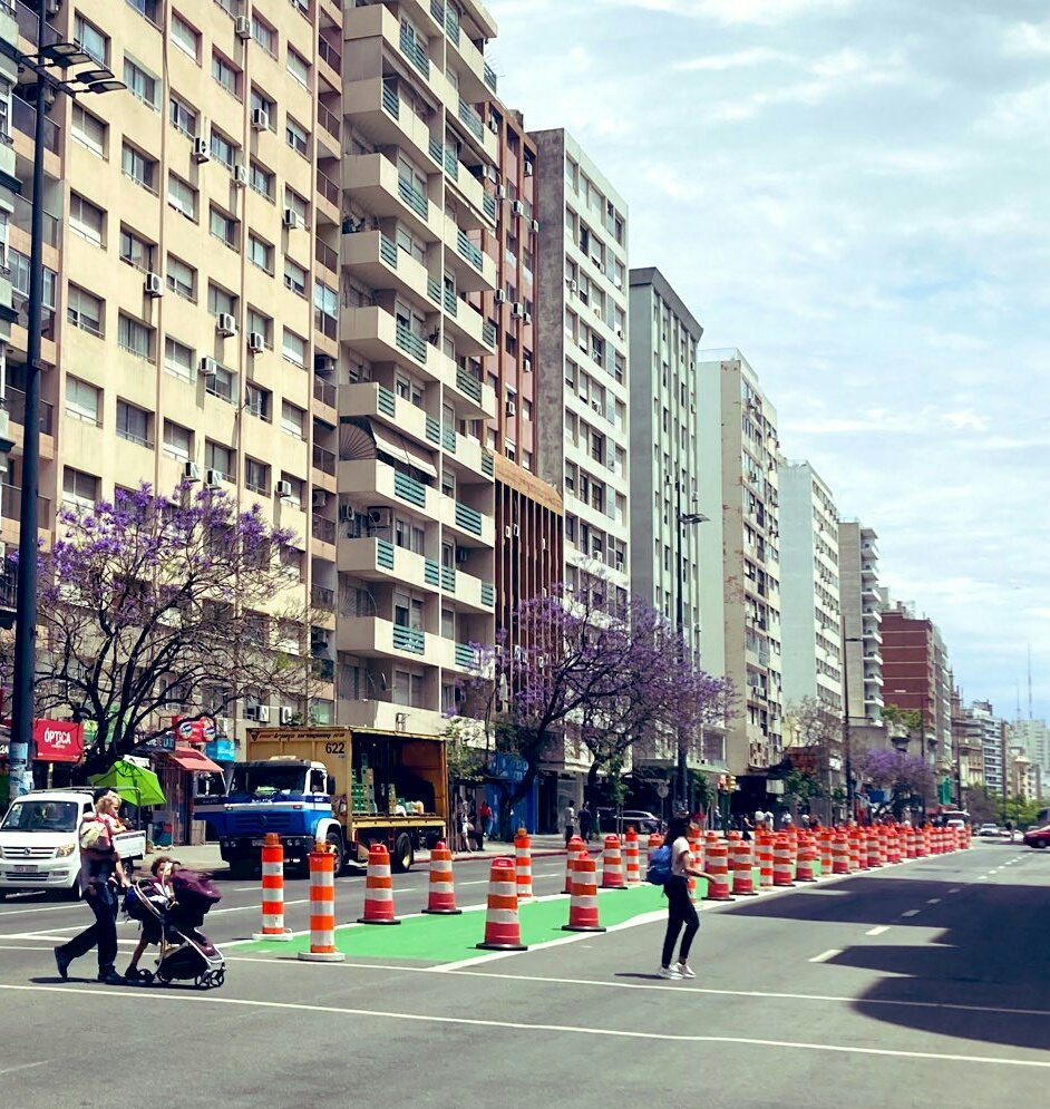 Sobre un camino verde en medio de 18 de Julio va marchando un ejército de balizas..
La rebelión de las balizas ha comenzado en la Montevideo