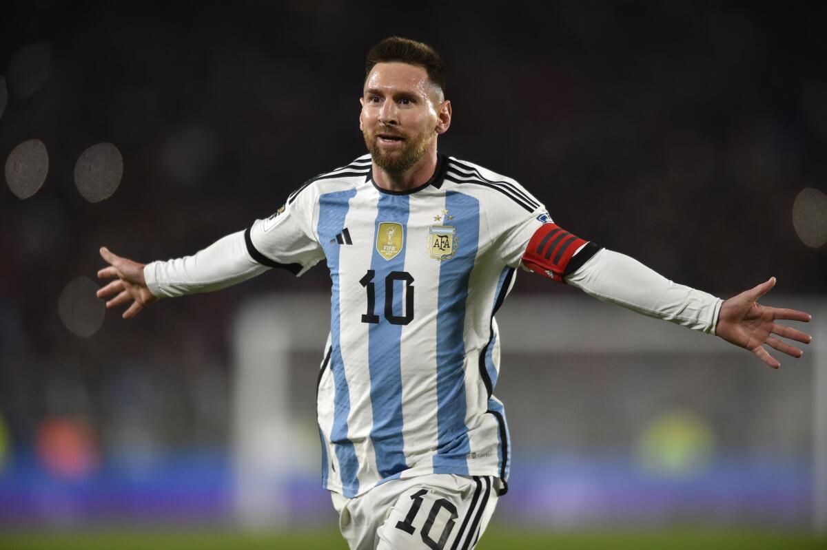 - Estuvieron pagando 17 años al vicepresidente de los árbitros.

- Organizaron 4 Copas Américas en 6 años.

- Un mundial con 5 penaltis en 7 partidos.

- Traen de vuelta la Finalissima y Copa Interamericana décadas después.

Leo Messi la estafa del fútbol.