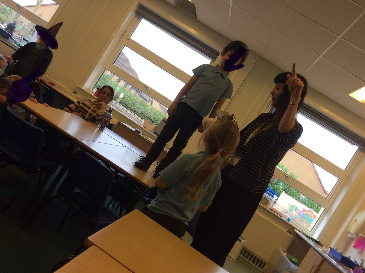Hillyfield_E17's tweet image. Thank you for bringing story telling to life Lottie! We throughly enjoyed this week’s story which included a giant, a witch, a prince, a dragon and a princesses looking for her blanket! #Year1hill @MagicBoxE17