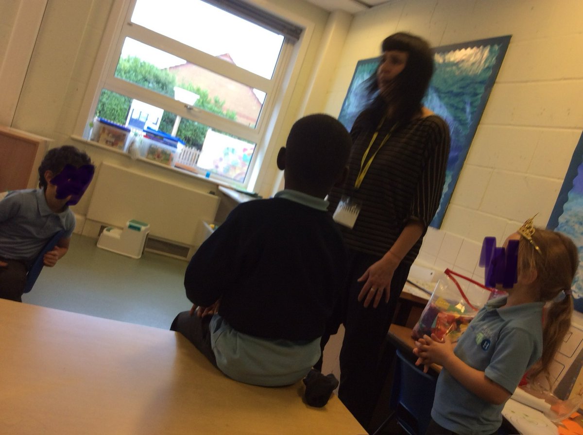 Hillyfield_E17's tweet image. Thank you for bringing story telling to life Lottie! We throughly enjoyed this week’s story which included a giant, a witch, a prince, a dragon and a princesses looking for her blanket! #Year1hill @MagicBoxE17