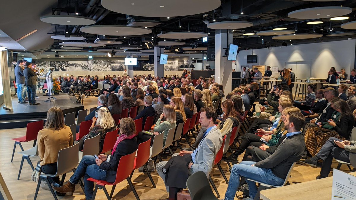 Nach einem Nachmittag mit einem viefältigen &amp; anregenden Programm wünschen wir unseren Gästen noch viel Spaß beim Abendessen &amp; #Networking.
Morgen geht's ab 9:30 weiter: #rethinkbusiness
Das Programm im Plenum wird auch morgen per #Livestream übertragen: app.baumev.de/events/9URKwYM…