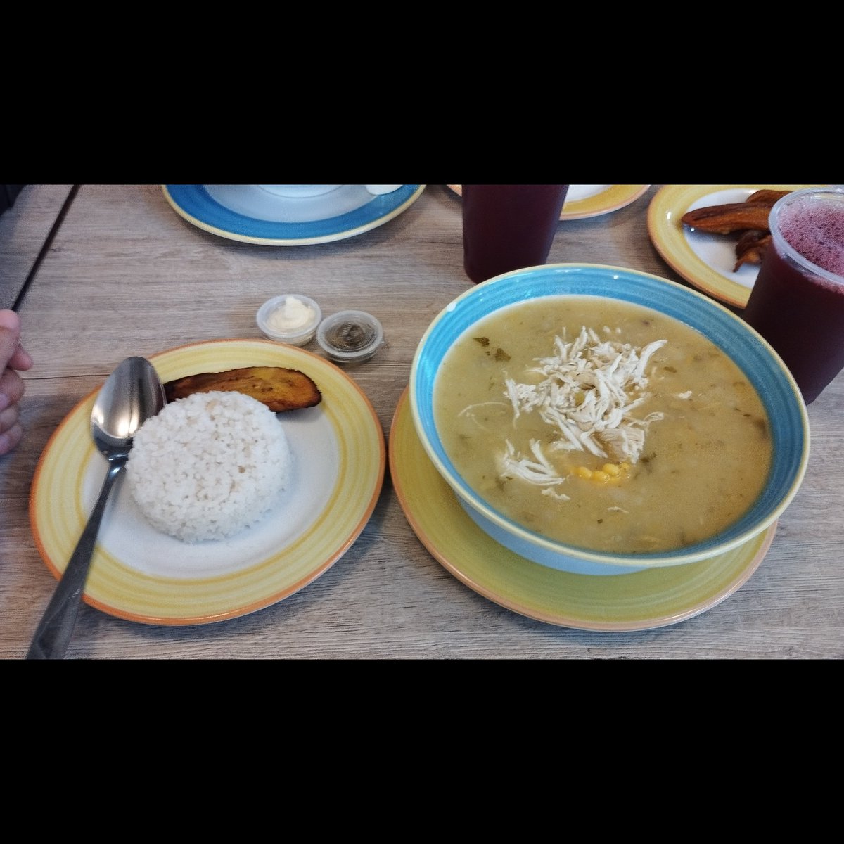 pezzotti_wilson's tweet photo. #lunchtime 🥣🍚🥤😋 #narcobollo #ajiaco #jugodecorozo #beard #beardX https://t.co/WcZ5YS1Abi