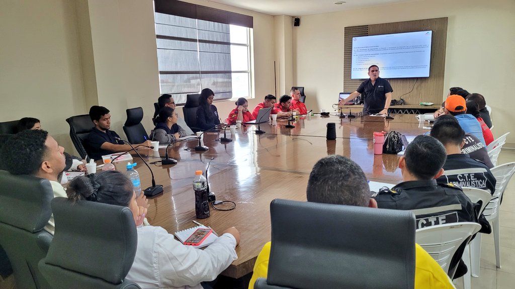 pirolisiscom's tweet photo. Primera jornada del Curso de Investigación de Incendios y Explosiones - Técnico en Intervención de Campo TIC. Con la participación de Bomberos de Zamora, La Maná, Salinas y La Libertad, como también personal de la OIAT de la Comisión de Tránsito del Ecuador y del GAD La Libertad. https://t.co/bO9E0dRuCT