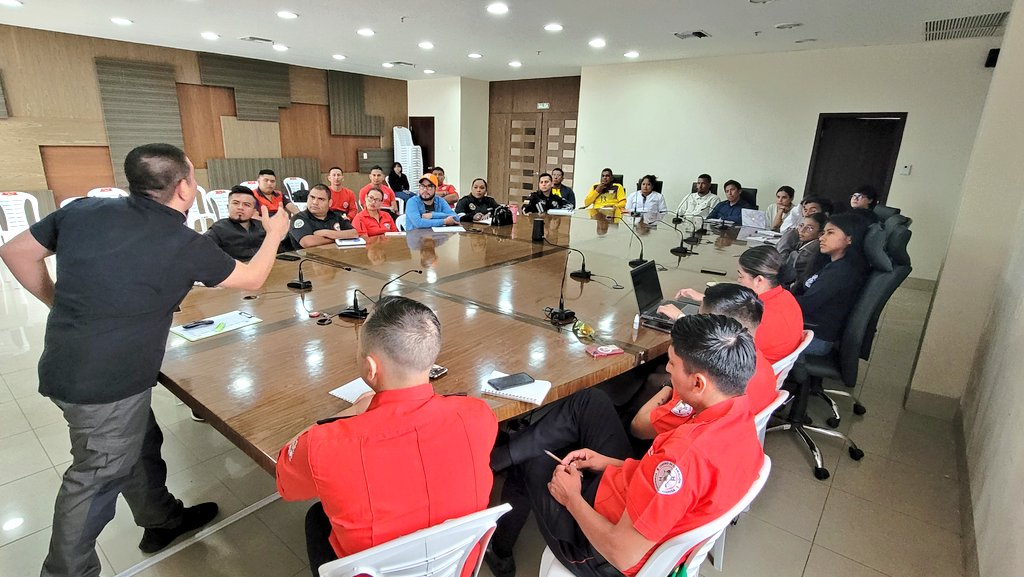 pirolisiscom's tweet photo. Primera jornada del Curso de Investigación de Incendios y Explosiones - Técnico en Intervención de Campo TIC. Con la participación de Bomberos de Zamora, La Maná, Salinas y La Libertad, como también personal de la OIAT de la Comisión de Tránsito del Ecuador y del GAD La Libertad. https://t.co/bO9E0dRuCT