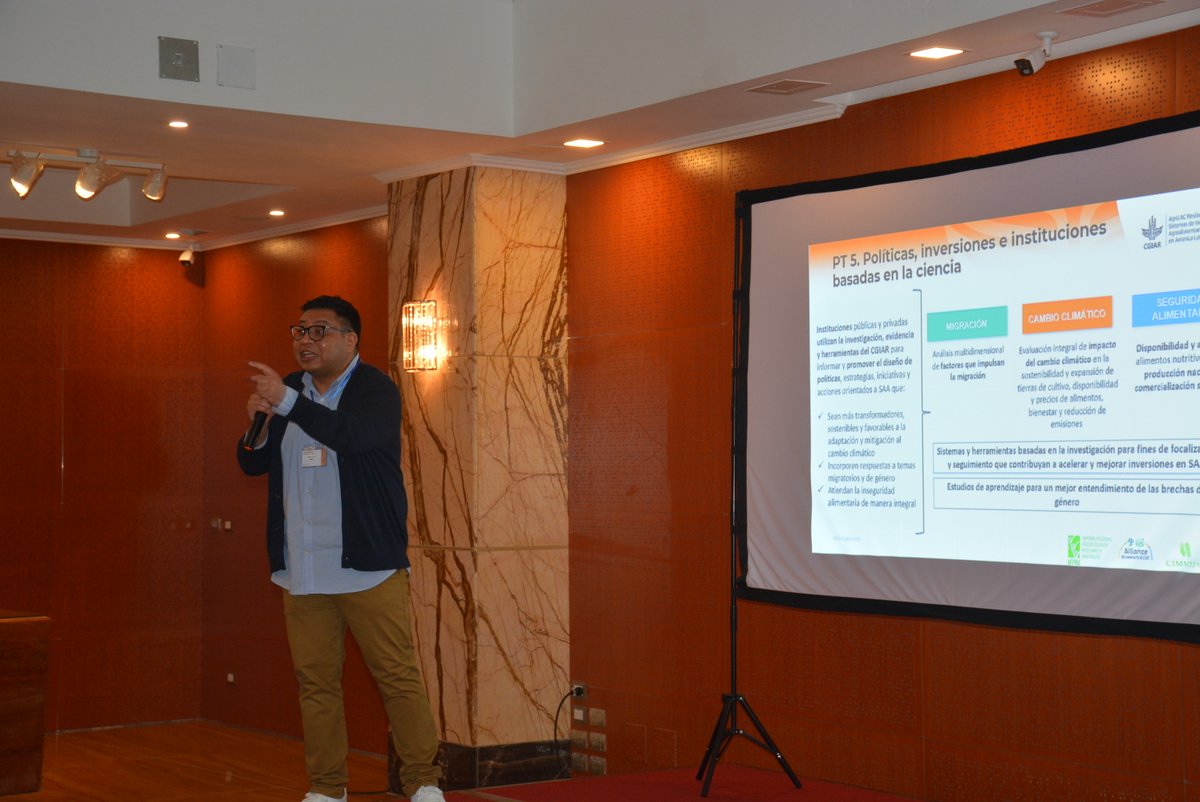 cgiarclimate_LA's tweet photo. #HubMeeting2023
Alberto Iturria #WP5 nos actualiza sobre estudios y resultados realizados en Guatemala con el enfoque de políticas, y cómo han contribuido a interpretar contextos de migración, cambio climático y seguridad alimentaria. 🌾🇬🇹
#AgriLACInitiative https://t.co/zUxsfuwDle