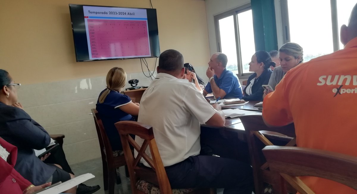 JorgeLu92887080's tweet image. Celebrada la reunión del Comité FAL del #AIAS,
Sobresale la calidad del servicio según encuestas del MINTUR, 
Se espera incremento de pasajeros en la temporada alta,
#CubaUnDestinoSeguro
#SeguridadYExcelencia
#AduanaVillaClara