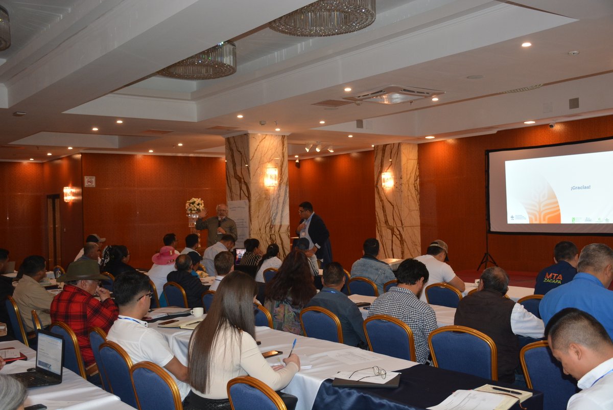 cgiarclimate_LA's tweet photo. #HubMeeting2023
Alberto Iturria #WP5 nos actualiza sobre estudios y resultados realizados en Guatemala con el enfoque de políticas, y cómo han contribuido a interpretar contextos de migración, cambio climático y seguridad alimentaria. 🌾🇬🇹
#AgriLACInitiative https://t.co/zUxsfuwDle