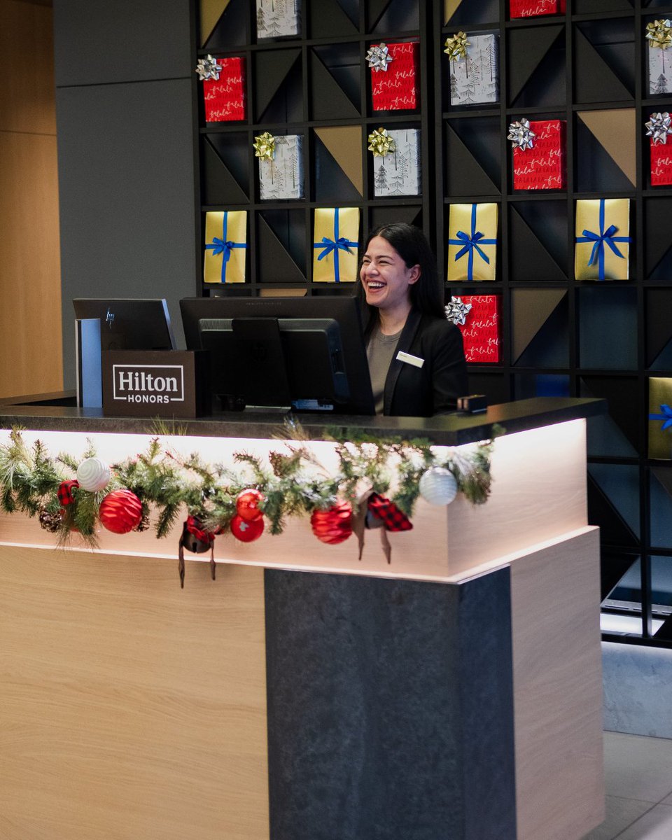 HiltonYVR's tweet image. The only thing better than our lobby&apos;s fresh new look is its holiday glow! 🎁✨ 

#FestiveMakeover #RichmondMoments #WeAreHilton