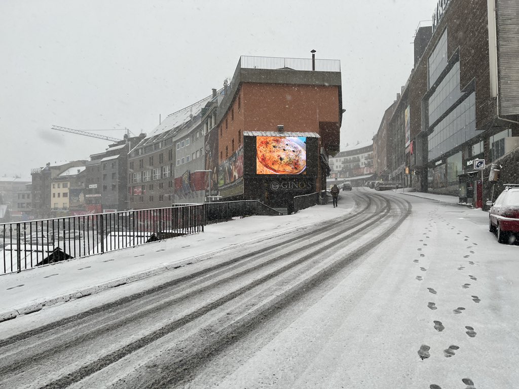 JCoromandel's tweet photo. Première neige dans le pays au climat le plus inhospitalier au monde 😅
Près de 10cm en moins d’un quart d’heure…
Des rues désertes…
Et comme chaque hiver, des automobilistes en galère sur la route.
#Andorre https://t.co/KModSzTKMp