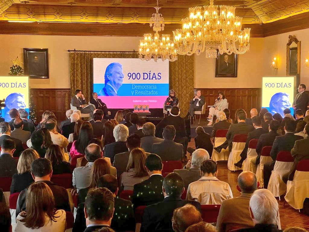 📍#Quito

Desde el Palacio de Carondelet, el gobernador de #Loja, <a href="/EduardoPunin/">Eduardo Punín Burneo</a>, junto al Gabinete del Ejecutivo e invitados especiales, participó del lanzamiento oficial del libro del Pdte. <a href="/LassoGuillermo/">Guillermo Lasso</a>, “900 días: Democracia y resultados”, resumiendo su gestión presidencial.