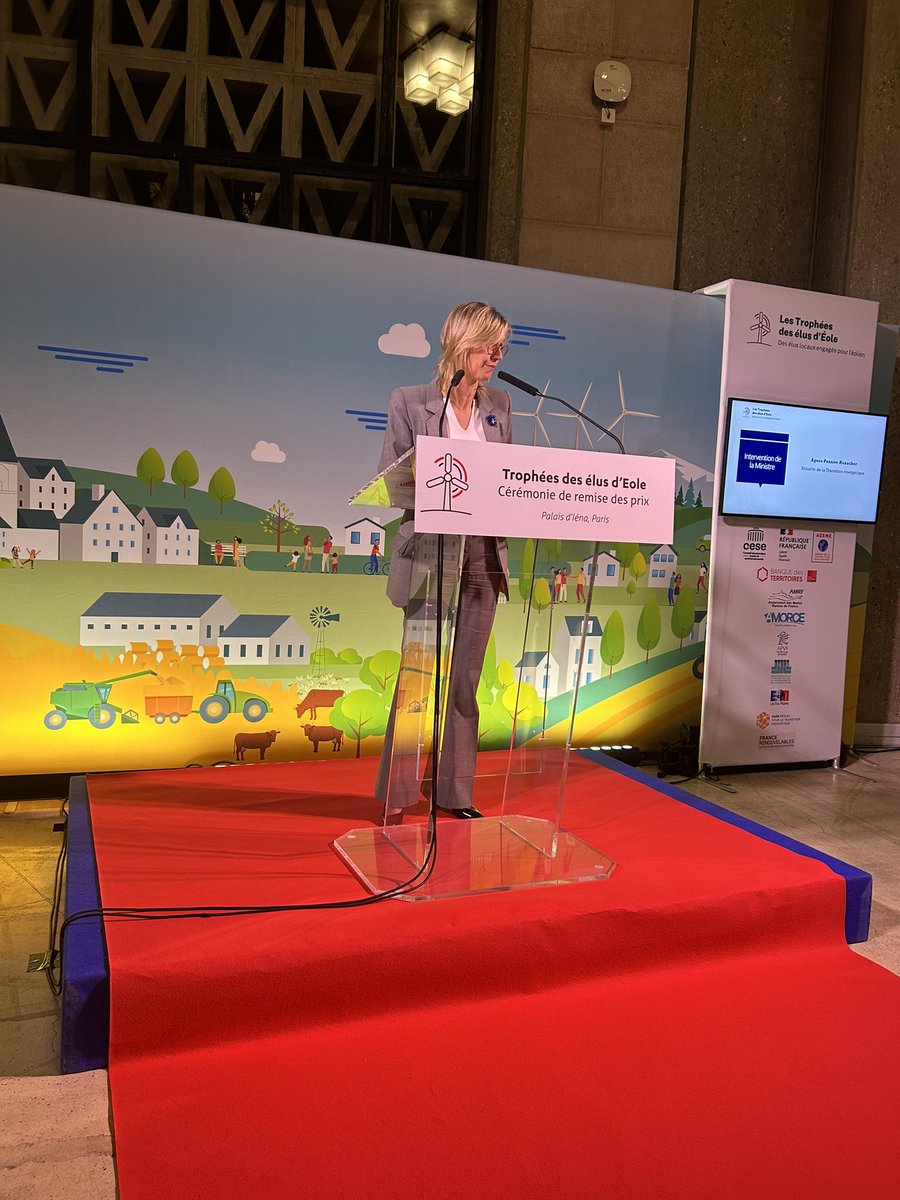 Trophée des élus d’Eole de France renouvelables ce soir lors de la semaine de l’AMF remis par la ministre #AgnesRunacher au maire de Saint Hilaire du Maine,  un parc voulu et supporté par les habitants. L’éolien c’est une aventure de territoire. Accélérons les EnR
