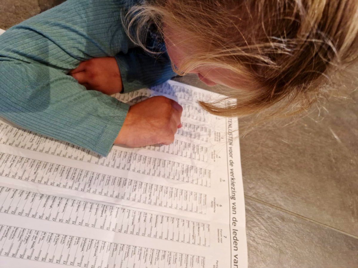 Lisawesterveld's tweet photo. Aan het zoeken naar mijn naam op dat enorme stembiljet. 

En dat is maar moeilijk met die mini-letters. Voor kleine nichtjes… maar natuurlijk óók voor mensen met een oogafwijking.

We hebben nog heel wat te doen om ons land écht toegankelijk te maken!

Ook daarom wil ik door!✊🏼 https://t.co/VPDRAMiNas