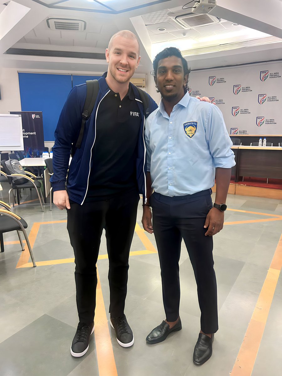 Glad to meet former arsenal player Philippe Senderos <a href="/Philsend4/">Philippe Senderos</a>  at FIFA Talent ID workshop in Delhi. Happy to hear from him about his experience in arsenal and as player. #COYG🔴⚪️