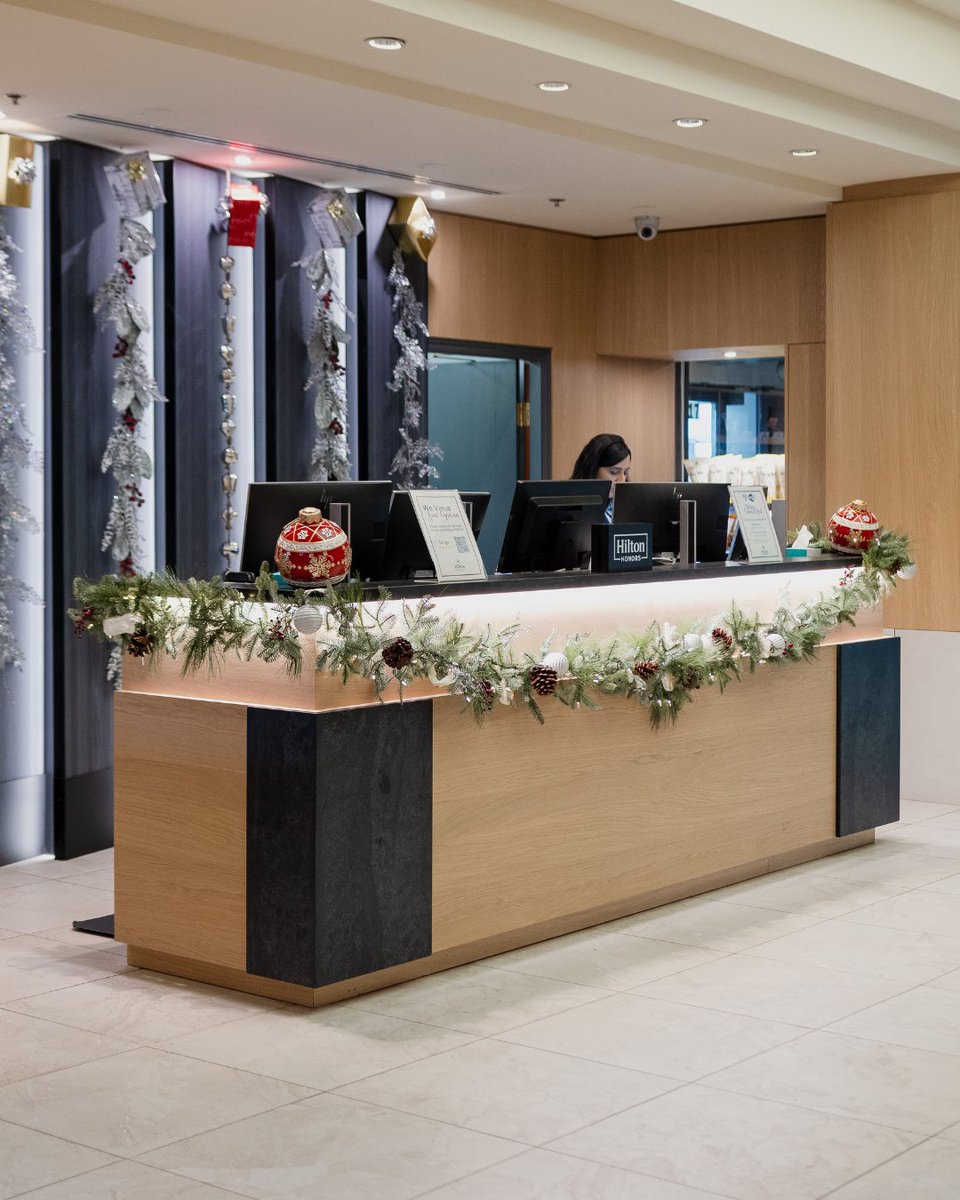 HiltonYVR's tweet image. The only thing better than our lobby&apos;s fresh new look is its holiday glow! 🎁✨ 

#FestiveMakeover #RichmondMoments #WeAreHilton