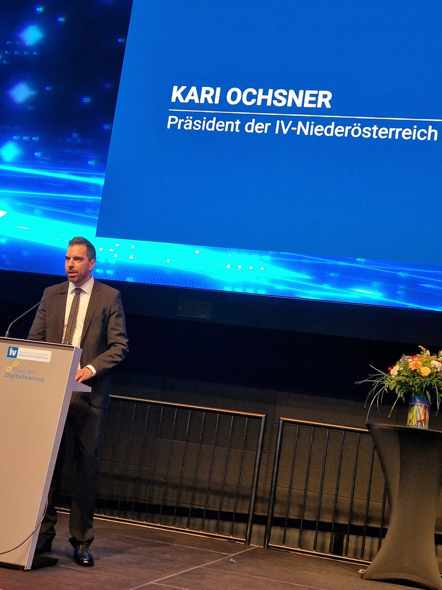 thomas salzer (@t_salzer) on Twitter photo Ich gratuliere meinem Nachfolger Kari Ochsner zur Wahl als Präsident der <a href="/iv_industrie/">Industriellenvereinigung</a> Niederösterreich! Ich gratuliere meinem Nachfolger Kari Ochsner zur Wahl als Präsident der <a href="/iv_industrie/">Industriellenvereinigung</a> Niederösterreich!
