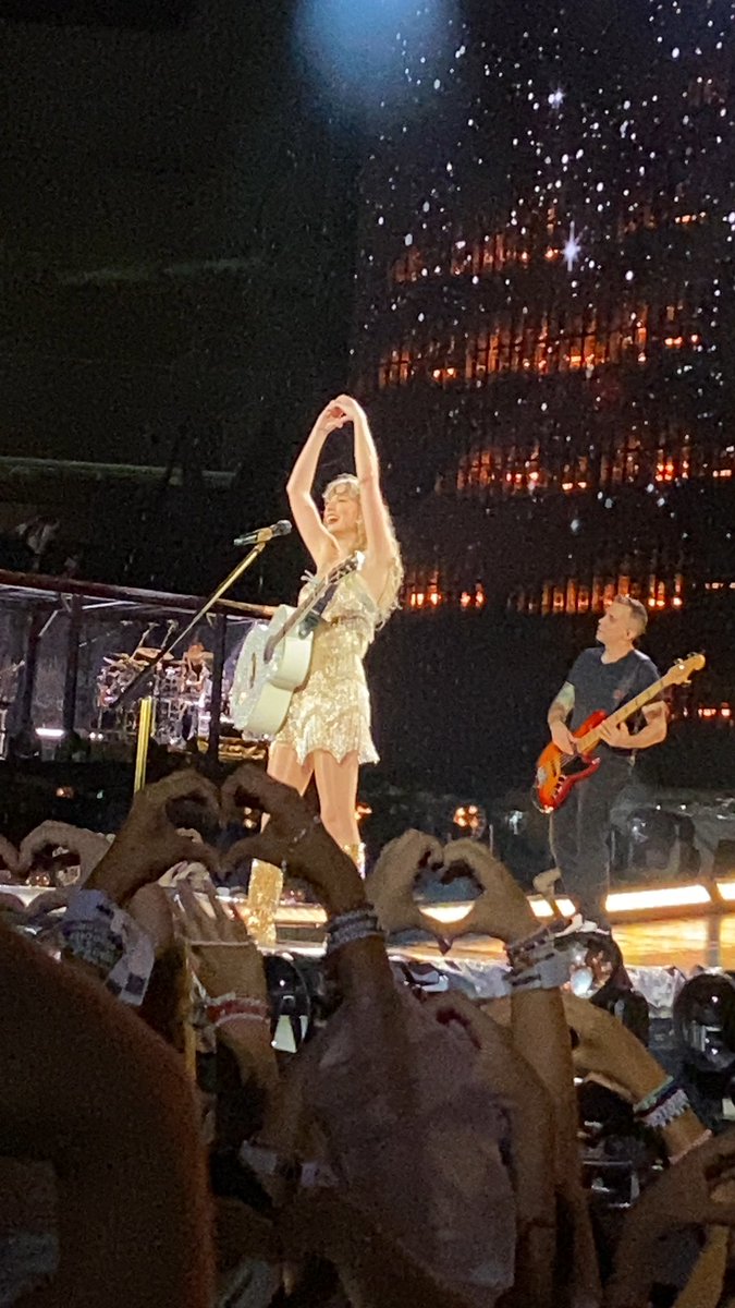 beatrizdvvl's tweet photo. nem acredito que foi real e o quanto eu me senti realizada com a #RioTSTheErasTour e @taylorswift13 eu amo você! @taylornation13 the night we danced like we knew our lives would never be the same!!! 🩷🇧🇷 https://t.co/N0BlcYzSg0