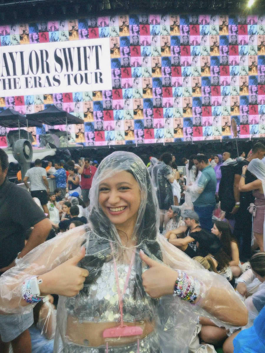 beatrizdvvl's tweet photo. nem acredito que foi real e o quanto eu me senti realizada com a #RioTSTheErasTour e @taylorswift13 eu amo você! @taylornation13 the night we danced like we knew our lives would never be the same!!! 🩷🇧🇷 https://t.co/N0BlcYzSg0