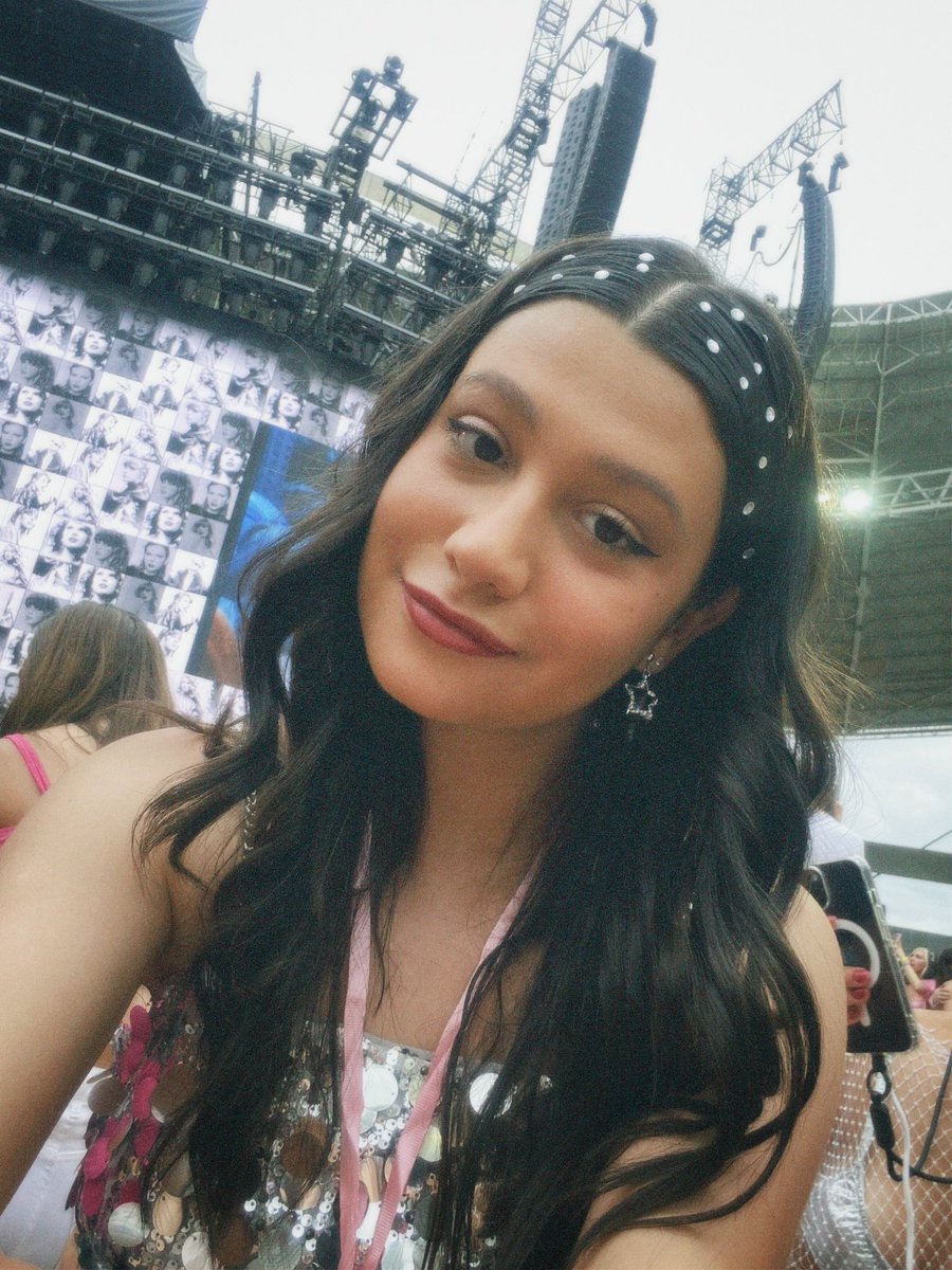 beatrizdvvl's tweet photo. nem acredito que foi real e o quanto eu me senti realizada com a #RioTSTheErasTour e @taylorswift13 eu amo você! @taylornation13 the night we danced like we knew our lives would never be the same!!! 🩷🇧🇷 https://t.co/N0BlcYzSg0
