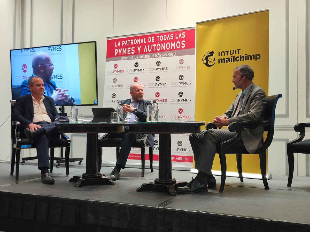 Mesa redonda para impulsar la #digitalización moderada por Juan José Gil, Secretario General de #CONPYMES con D. Antonio Saravia González, Subdirector Corporativo. <a href="/redpuntoes/">Red.es</a> y Víctor Delgado, Secretario General de <a href="/microempresas/">Asoc. Microempresas</a>