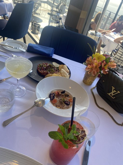 Such an amazing date at Mister A&rsquo;s one of my favorites! Thank you Mr M!! 🤤😍 https://t.co/zkUAyYkj3k