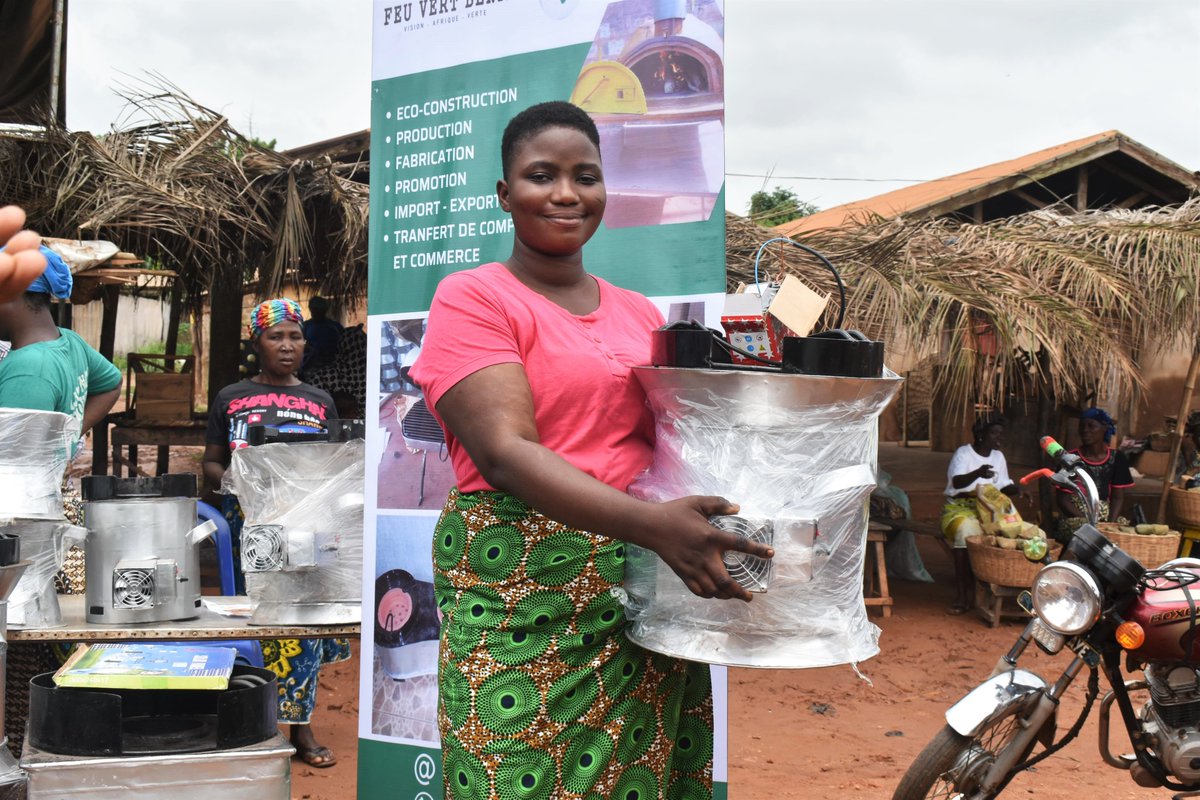 UEauBenin's tweet photo. Séances de sensibilisation à l’adoption des technologies d’énergie renouvelable par #Endev  @giz_gmbh🇩🇪cofinancé par l’UE. Engagement  de l'Equipe Europe 🇪🇺au #Benin🇧🇯 pour le ralentissement du réchauffement climatique. #TeamEurope #COP28  #Aberme #ActionClimatique https://t.co/sXMryzcuNR