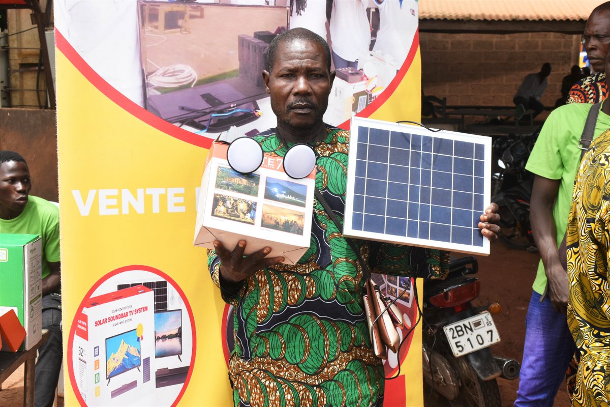 UEauBenin's tweet photo. Séances de sensibilisation à l’adoption des technologies d’énergie renouvelable par #Endev  @giz_gmbh🇩🇪cofinancé par l’UE. Engagement  de l'Equipe Europe 🇪🇺au #Benin🇧🇯 pour le ralentissement du réchauffement climatique. #TeamEurope #COP28  #Aberme #ActionClimatique https://t.co/sXMryzcuNR