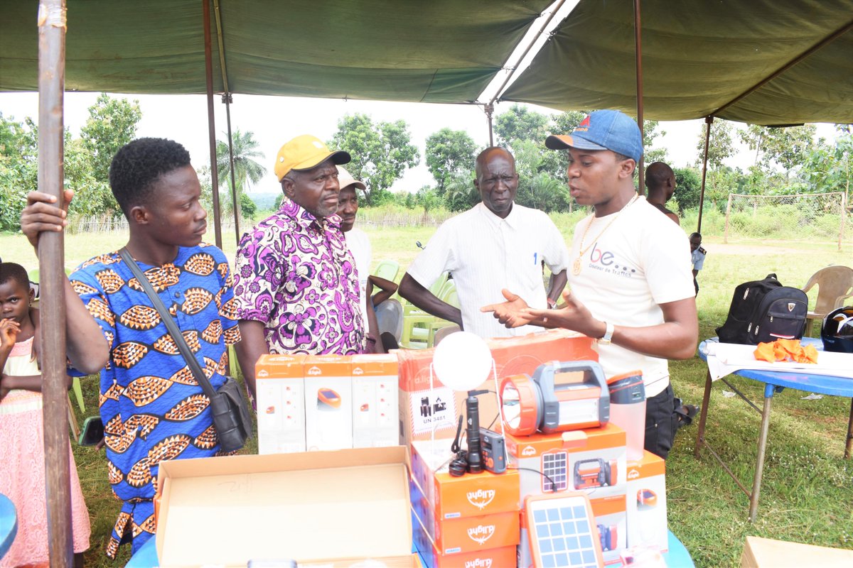 UEauBenin's tweet photo. Séances de sensibilisation à l’adoption des technologies d’énergie renouvelable par #Endev  @giz_gmbh🇩🇪cofinancé par l’UE. Engagement  de l'Equipe Europe 🇪🇺au #Benin🇧🇯 pour le ralentissement du réchauffement climatique. #TeamEurope #COP28  #Aberme #ActionClimatique https://t.co/sXMryzcuNR